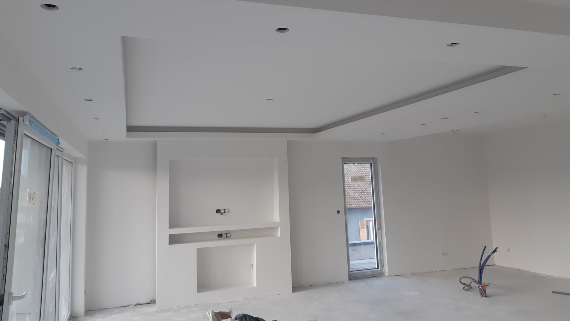 Plafond décoratif avec gorges lumineuses et niches placo