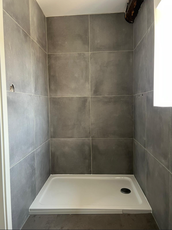 Pose de carrelage grand format et douche à l'italienne