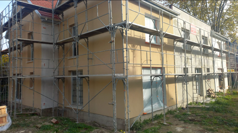 Façade finalisée — finition projetée prête à recevoir la peinture
